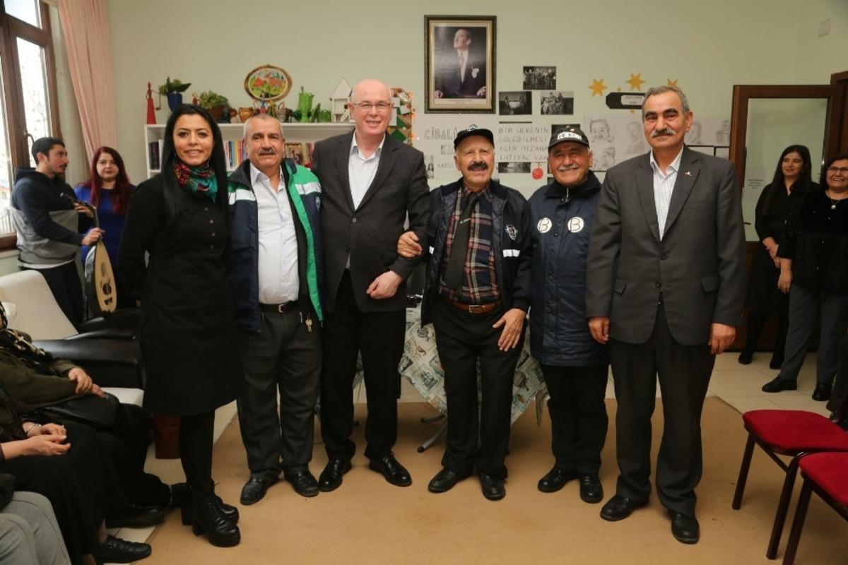 Koca &ccedil;ınarlar &rsquo;Cibali Karakolu&rsquo; oyunu ile yeni yıla girdi