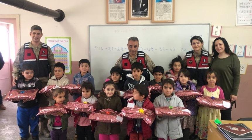Jandarma’dan miniklere yılbaşı hediyesi