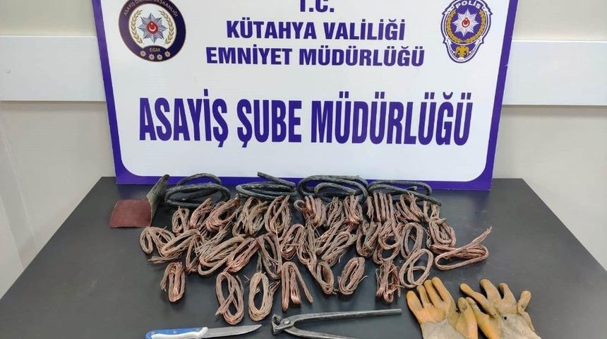 Kütahya’da şahsın üzerinde 13 kilo bakır kablo ele geçirildi