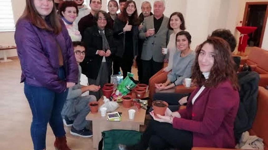 &Uuml;niversiteli gen&ccedil;ler 2020 yılına lavanta tohumu ekerek girdi