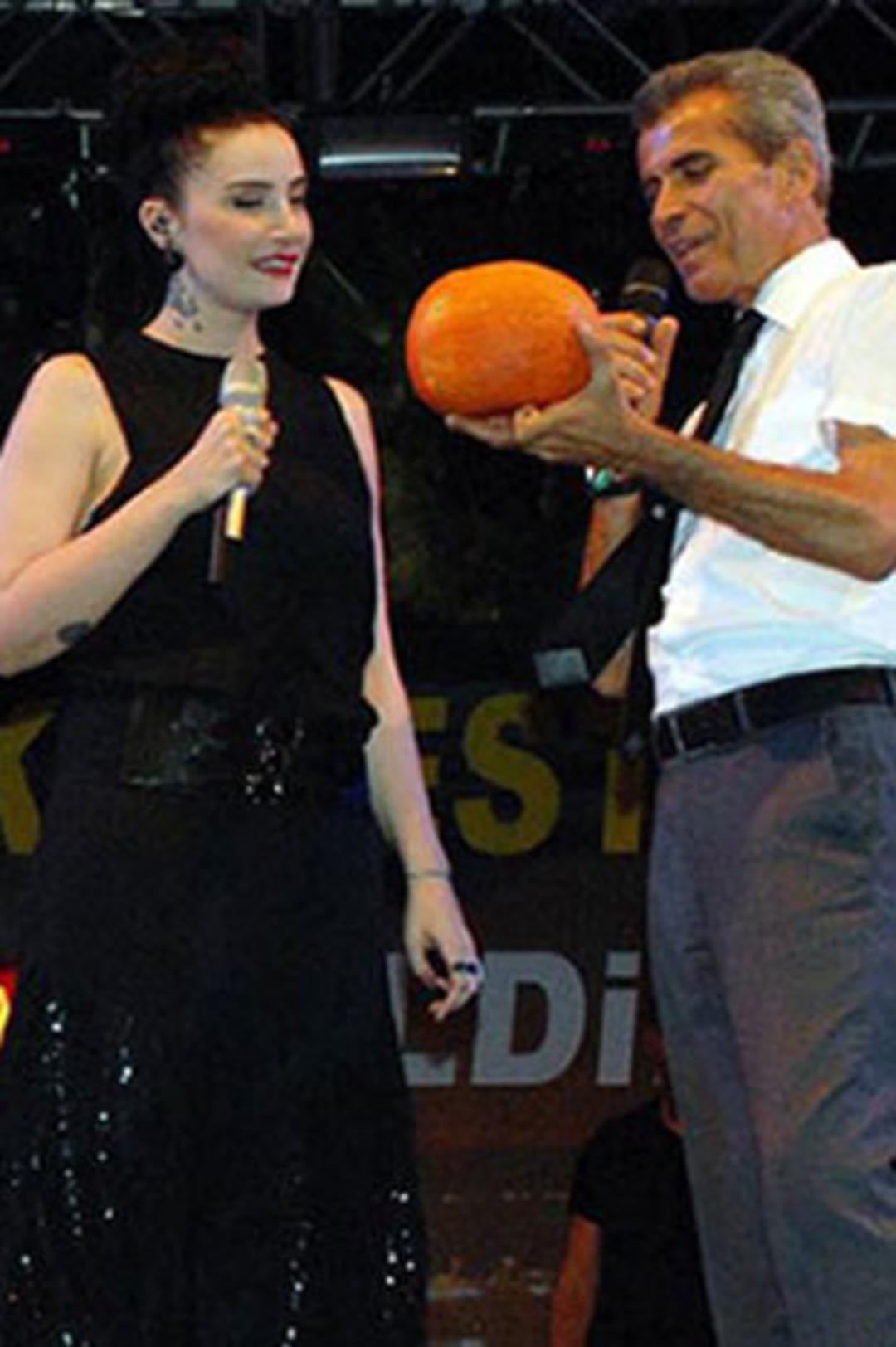 'Kız memesi' bu kadar b&uuml;y&uuml;k m&uuml;?