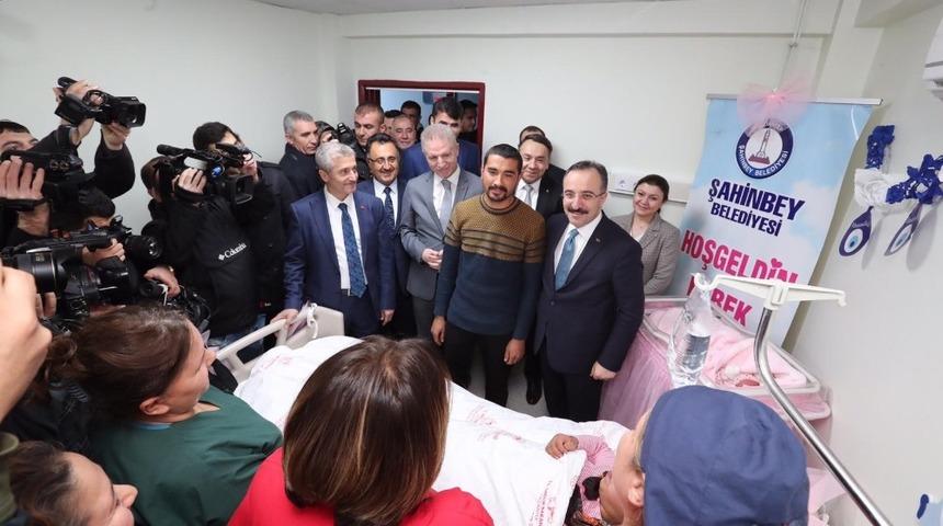 Yılın ilk bebeğine s&uuml;rpriz ziyaret&ccedil;iler