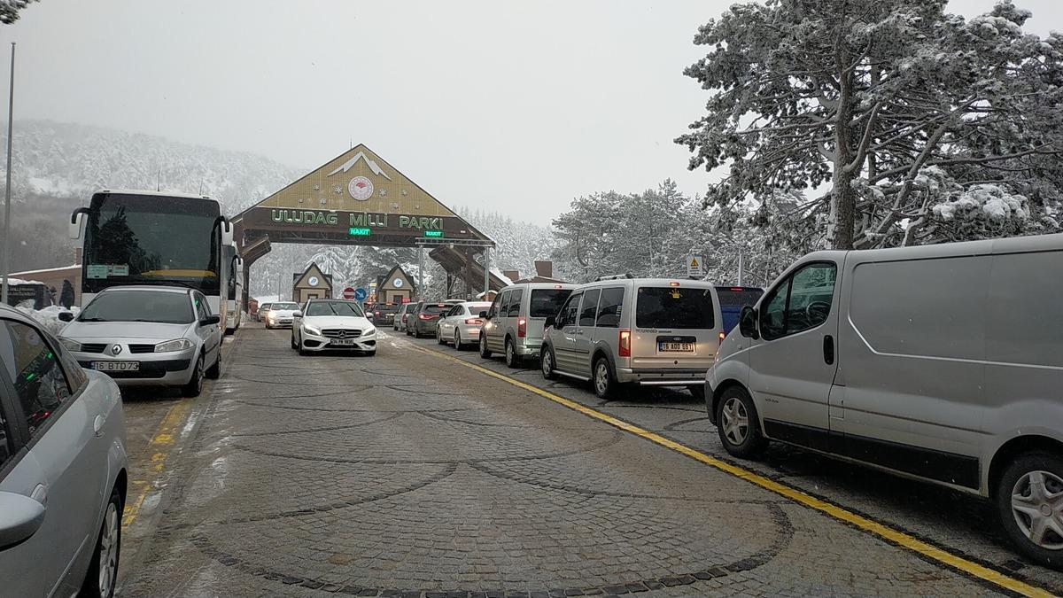 Uludağ'a tatilci akını! 5 kilometre ara&ccedil; kuyruğu oluştu