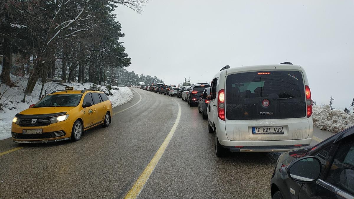 Uludağ'a tatilci akını! 5 kilometre ara&ccedil; kuyruğu oluştu