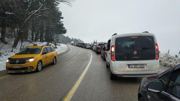 Uludağ'a tatilci akını! 5 kilometre araç kuyruğu oluştu G5