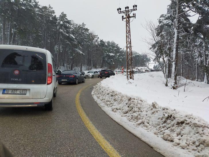 Uludağ'a tatilci akını! 5 kilometre araç kuyruğu oluştu G4