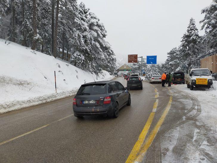 Uludağ'a tatilci akını! 5 kilometre araç kuyruğu oluştu G3