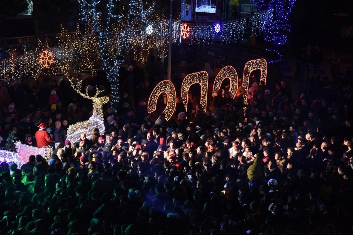 Bilecikliler yeni yıla b&uuml;y&uuml;k bir coşkuyla girdi