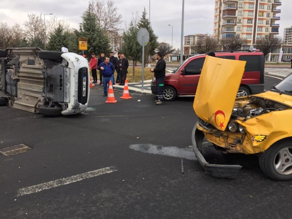 Minib&uuml;s ile otomobil &ccedil;arpıştı: 1 yaralı