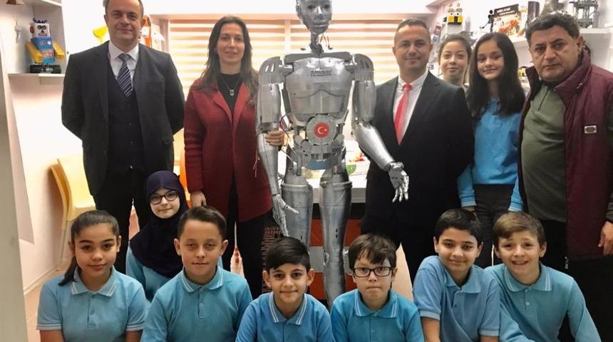 Yaptıkları robota vefat eden &ouml;ğretmenlerinin adını verdiler