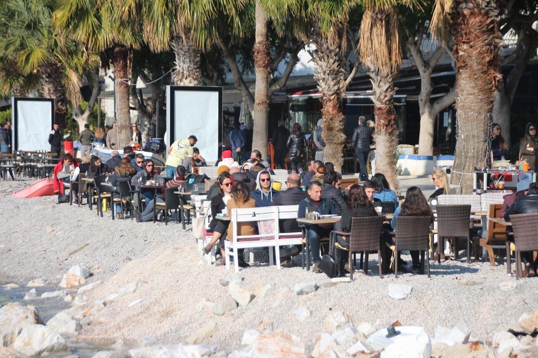 Yeni yılın ilk g&uuml;n&uuml;nde sahillere akın ettiler