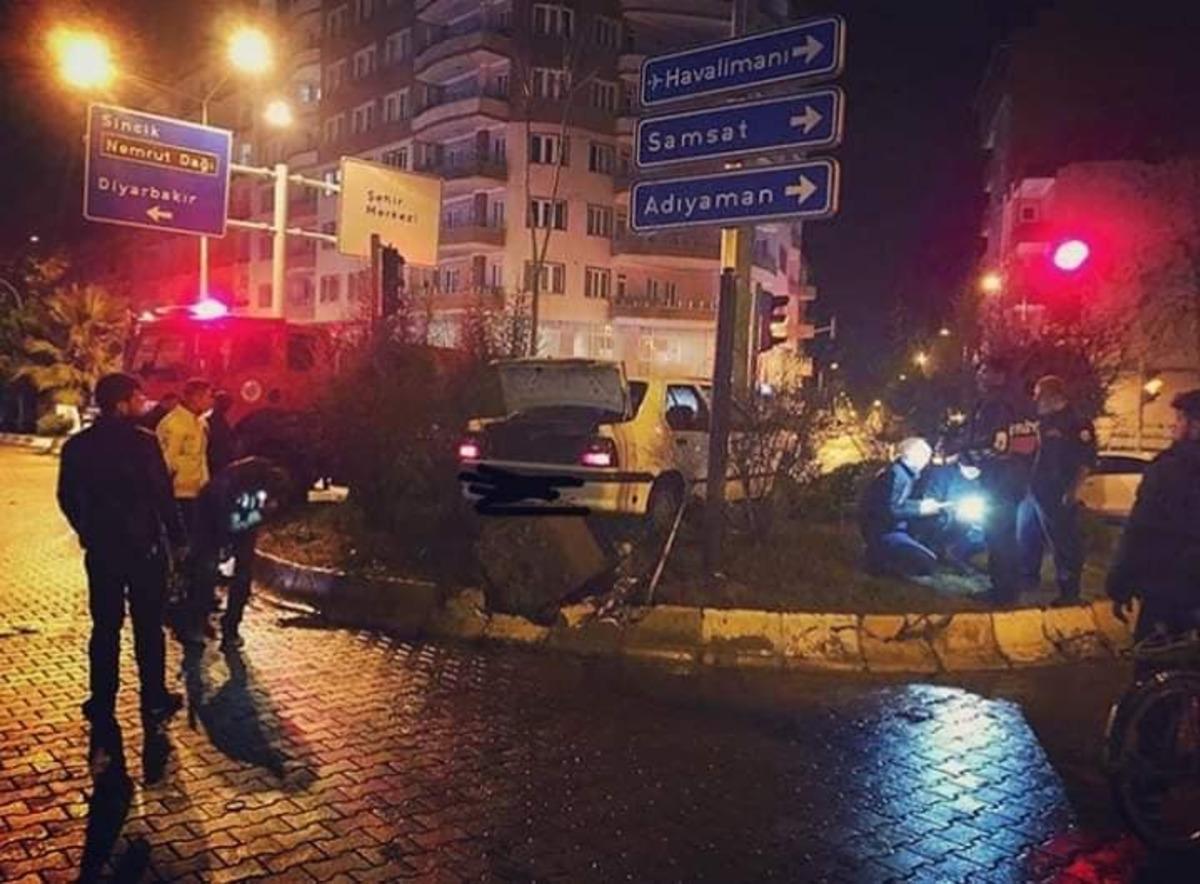 Otomobil direği yıkıp kavşağa &ccedil;ıktı