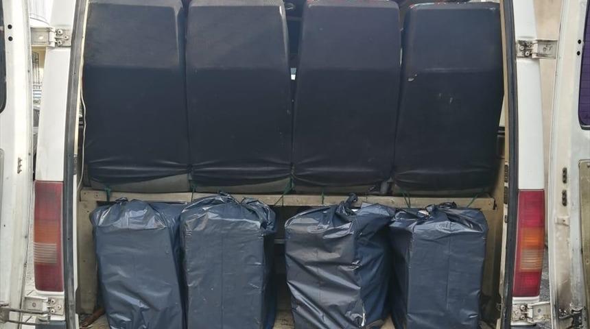 Hatay'da minib&uuml;s&uuml;yle ka&ccedil;ak sigara sevkiyatı yapan s&uuml;r&uuml;c&uuml; yakalandı