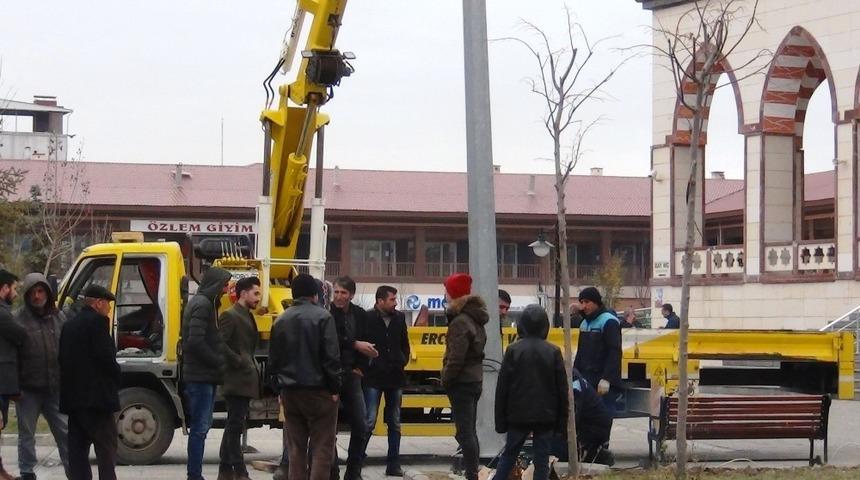 Erciş Sel&ccedil;uklu &Ccedil;arşısı aydınlatılıyor