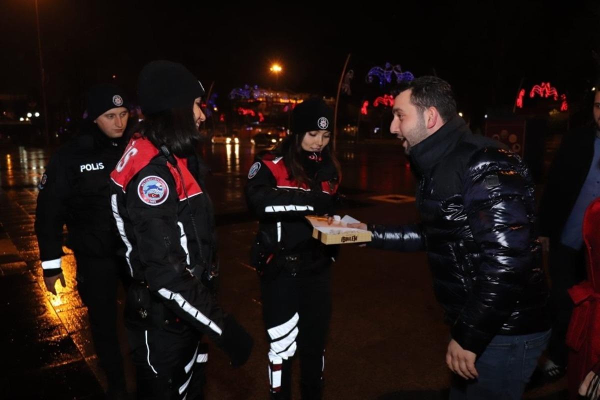 Gen&ccedil;lerden g&ouml;rev başındaki memurlara lokum