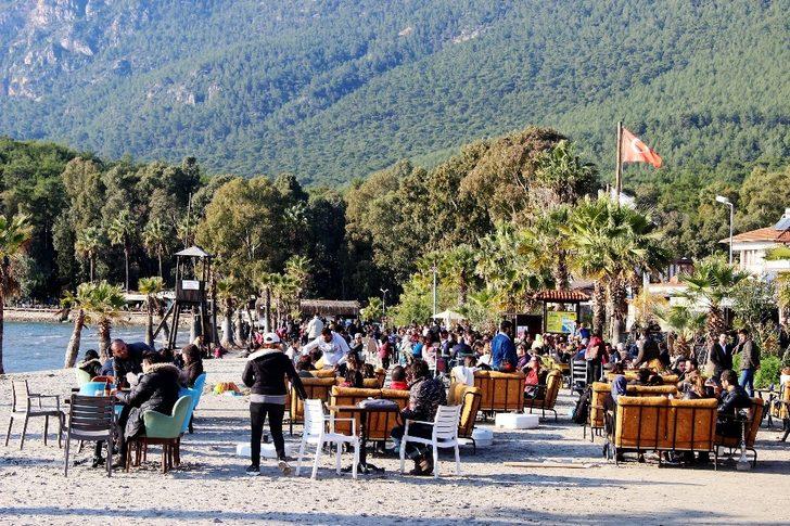 Yılın ilk tatilini sahil kenarında geçirdiler G1