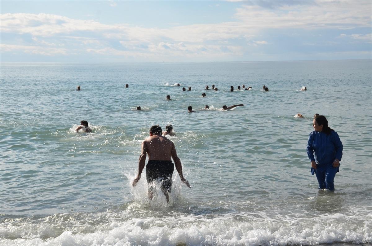 Yeni yılın ilk g&uuml;n&uuml;nde hem karın hem de denizin keyfini yaşadılar