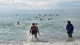 Yeni yılın ilk gününde hem karın hem de denizin keyfini yaşadılar