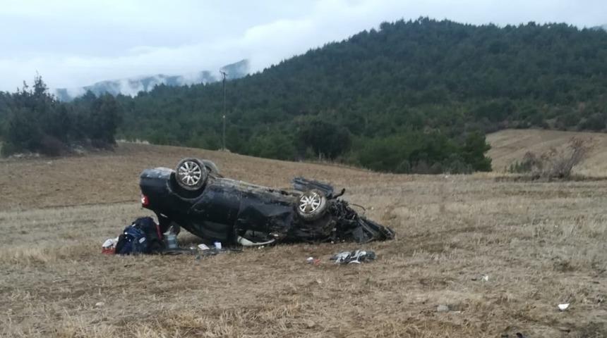 Otomobil tarlaya u&ccedil;tu: 2 yaralı