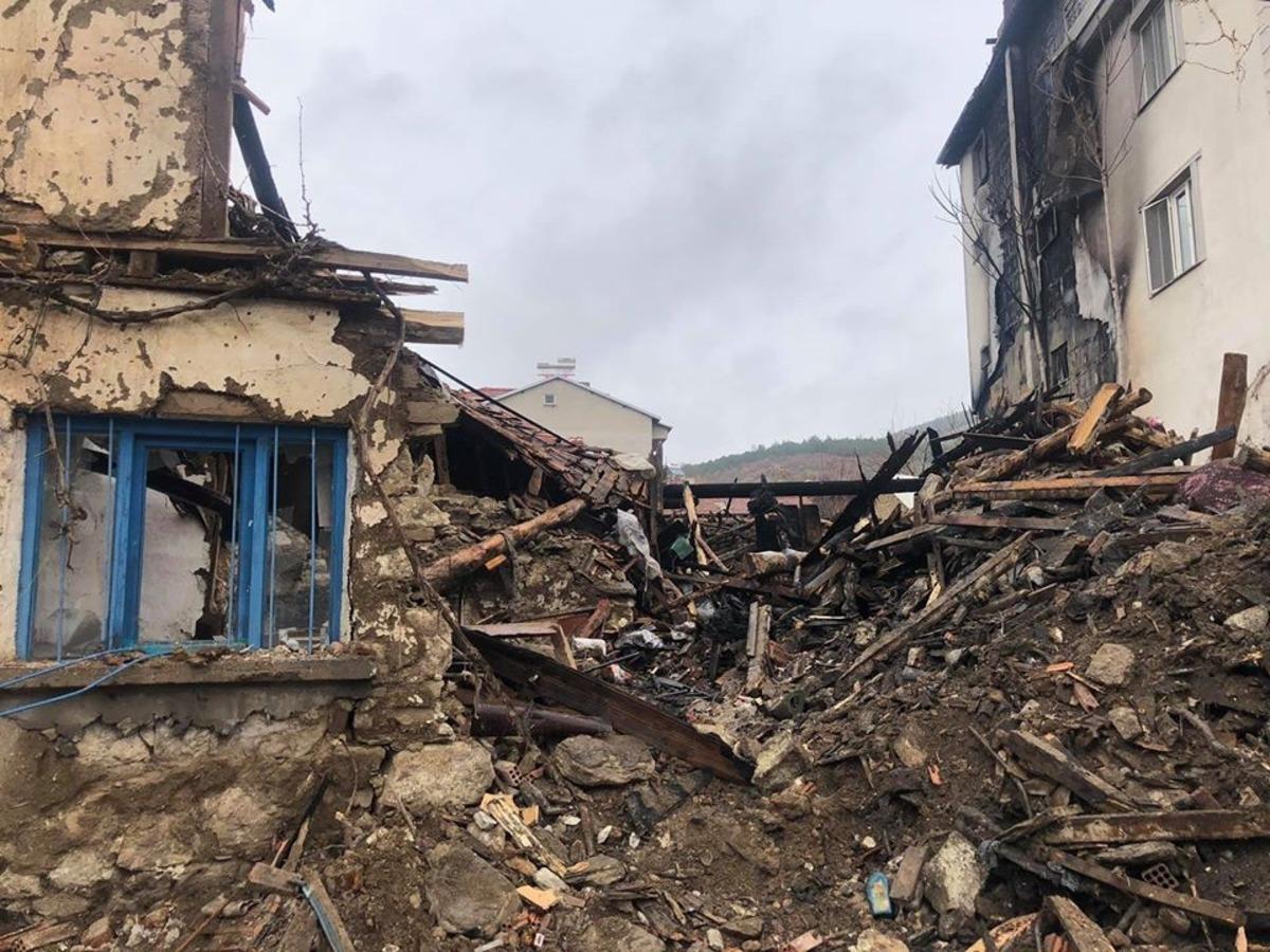 Simav&rsquo;da ev ve samanlık yangını