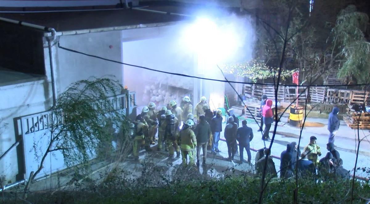 Arnavutk&ouml;y'de korkutan yangın! Kumaş fabrikası alevler i&ccedil;inde kaldı!