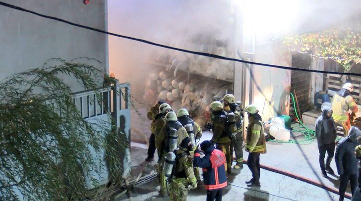 Arnavutköy'de korkutan yangın! Kumaş fabrikası alevler içinde kaldı! G2