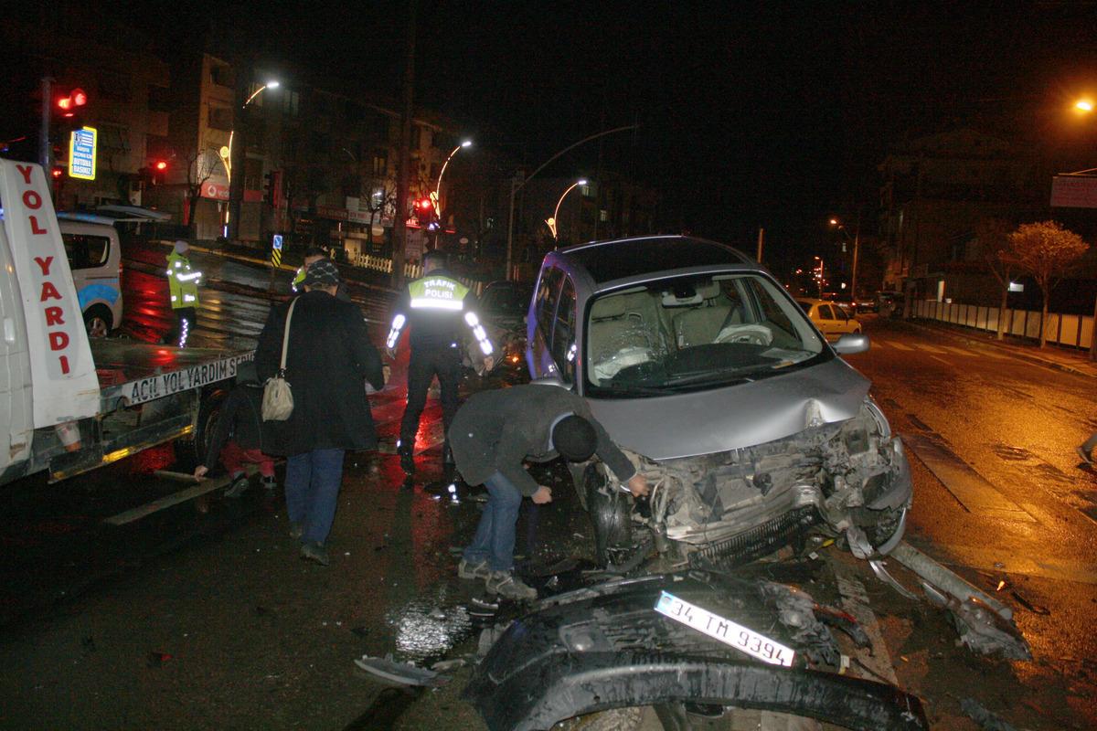 Kocaeli'de &ccedil;arpışan iki otomobil hurdaya d&ouml;nd&uuml;!