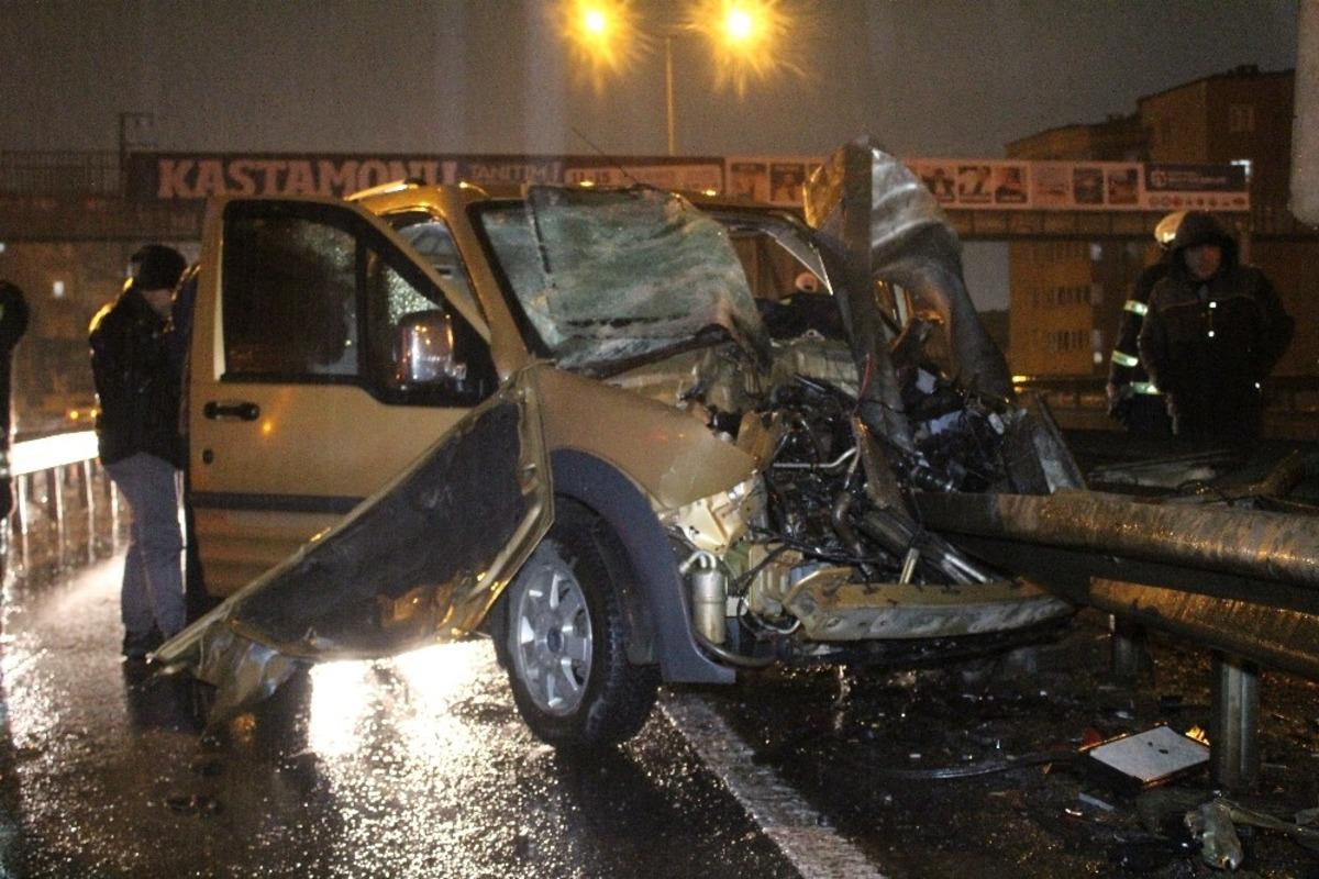 Kocaeli'de korkun&ccedil; kaza! Bariyer aracı ikiye ayırdı!