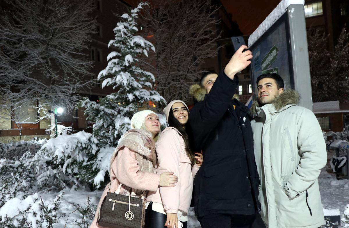 Van'da kar yağışı İranlı turistler i&ccedil;in eğlence kaynağı oldu