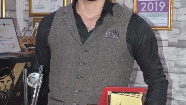 Yüz kusurlarını kapatarak saç kesiyor