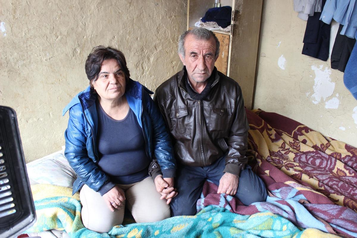 İzmir'de tek odalı evde yaşayan &ccedil;ift, yardım bekliyor