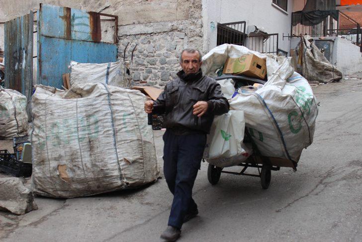 İzmir'de tek odalı evde yaşayan çift, yardım bekliyor G3