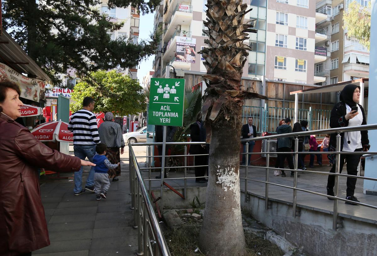 Antalya'da iki garip yer! 'Acil toplanma alanı' yazıyor ama...