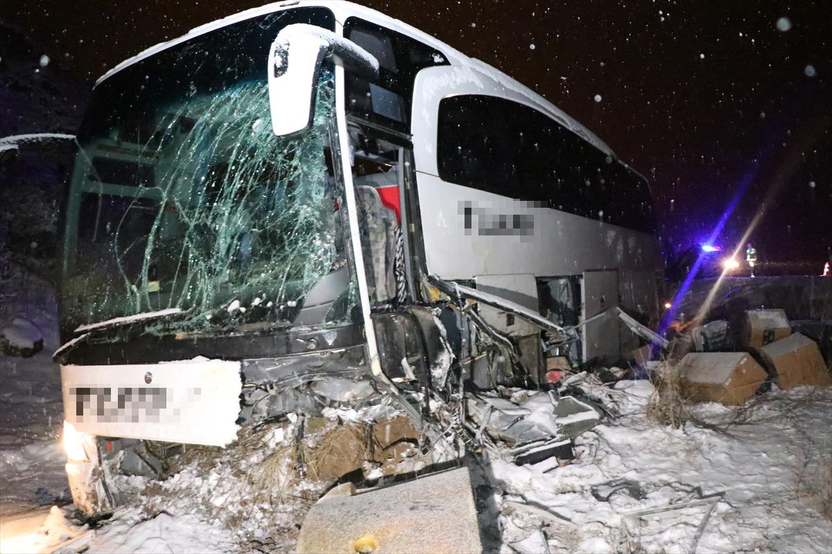 Erzincan'da yolcu otob&uuml;s&uuml; iş makinesine &ccedil;arptı: 17 yaralı