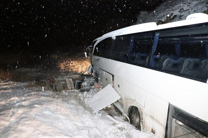 Erzincan'da yolcu otobüsü iş makinesine çarptı: 17 yaralı G1