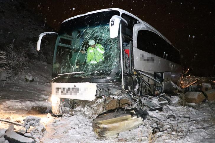 Erzincan'da yolcu otobüsü iş makinesine çarptı: 17 yaralı G2