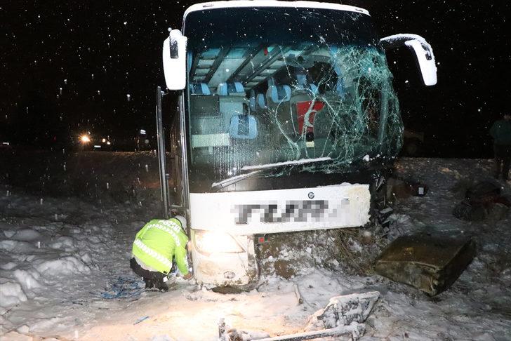 Erzincan'da yolcu otobüsü iş makinesine çarptı: 17 yaralı G3