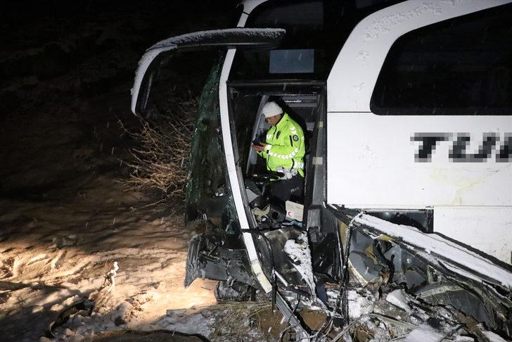 Erzincan'da yolcu otobüsü iş makinesine çarptı: 17 yaralı G4