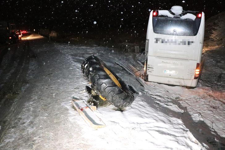 Erzincan'da yolcu otobüsü iş makinesine çarptı: 17 yaralı G5