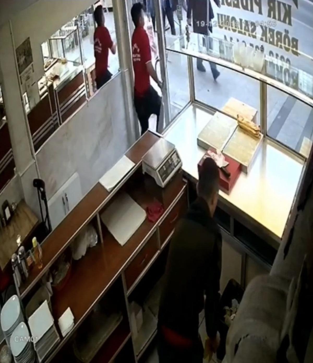 Cam kapının kapalı olduğunu fark etmeyince...