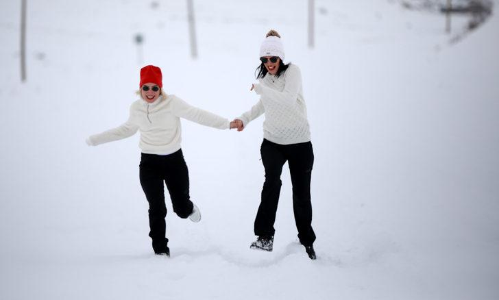 Ayder Yaylası'nda kar altında horon çektiler G5