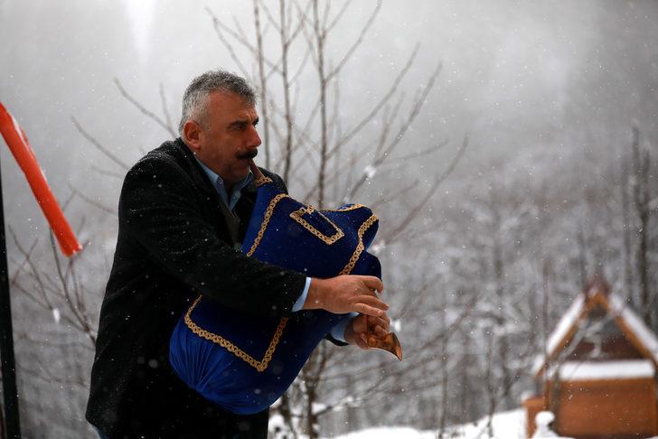 Ayder Yaylası'nda kar altında horon çektiler G1