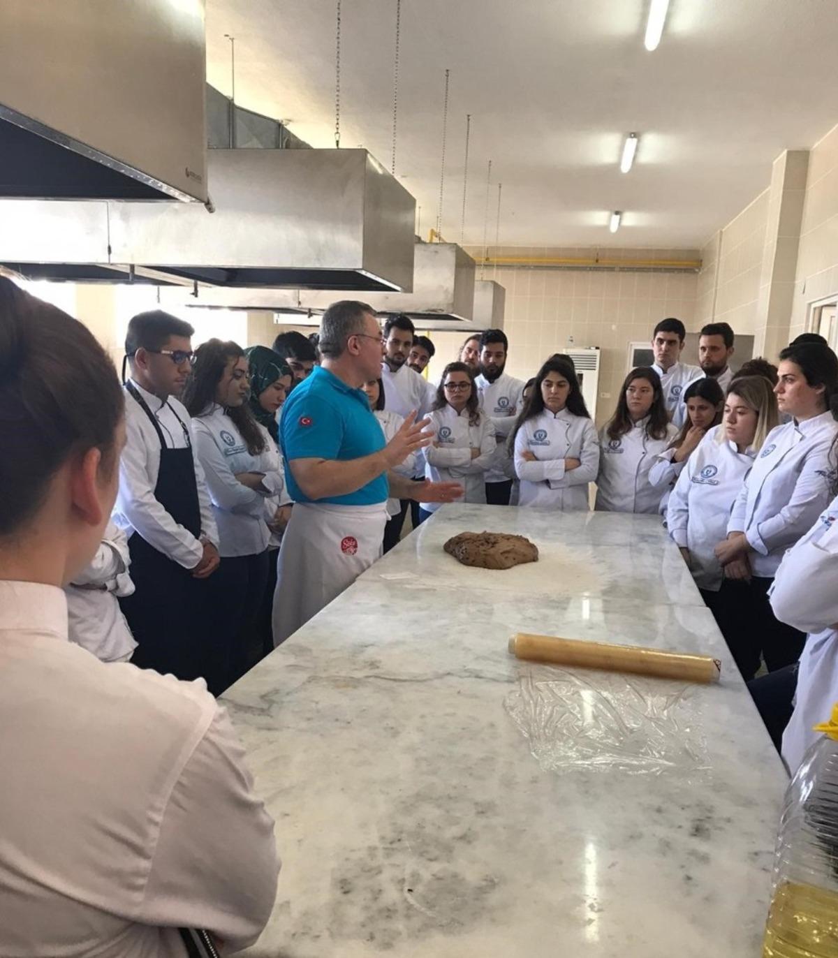 Davutlar MYO &ouml;ğrencilerine &ccedil;ikolata eğitimi verildi