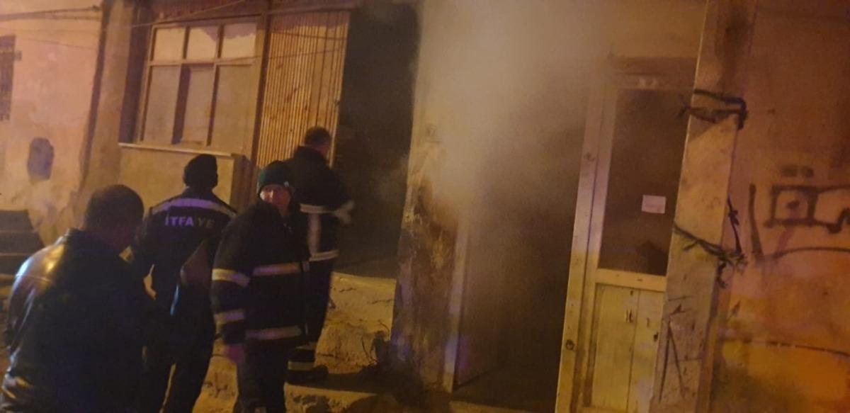 Marangoz at&ouml;lyesinde &ccedil;ıkan yangın, b&uuml;y&uuml;meden s&ouml;nd&uuml;r&uuml;ld&uuml;