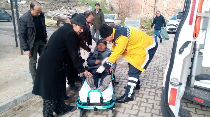 Yere d&uuml;şen yaşlı adam kanlar i&ccedil;inde kaldı