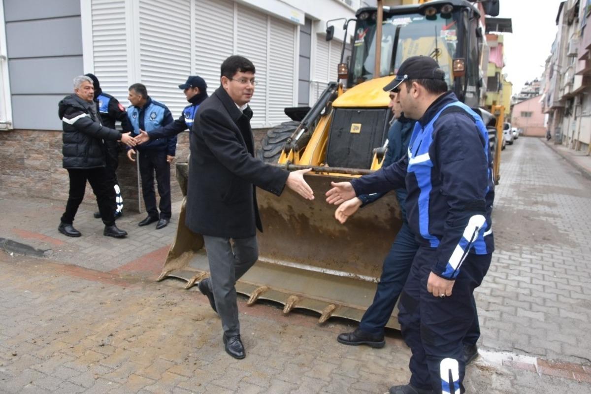 Başkan &Ouml;zcan, mesaiye saha &ccedil;alışmalarını inceleyerek başladı