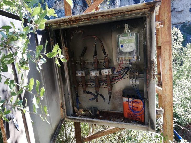 Mahallenin su sayacını ve kablolarını çaldılar G1