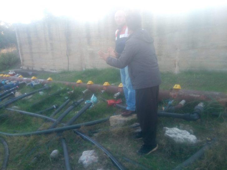 Mahallenin su sayacını ve kablolarını çaldılar G2