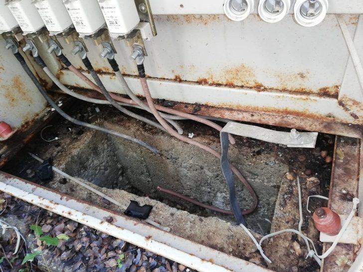 Mahallenin su sayacını ve kablolarını çaldılar G3