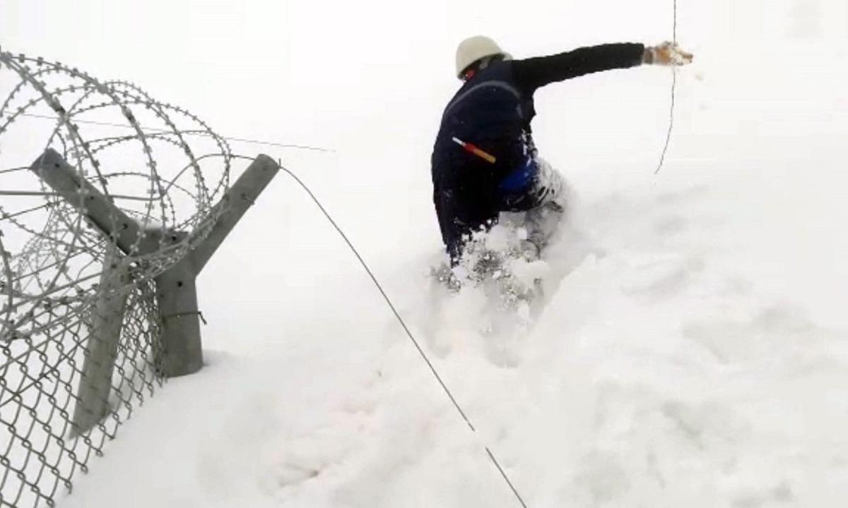 Sınırdaki askerlere elektrik sağlayan hat koptu, g&ouml;revliler onardı